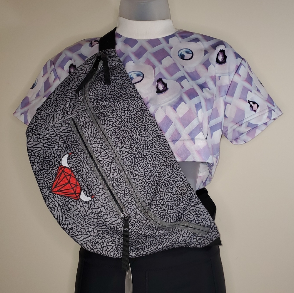 Saqpaq fannypack diamond bull red black white